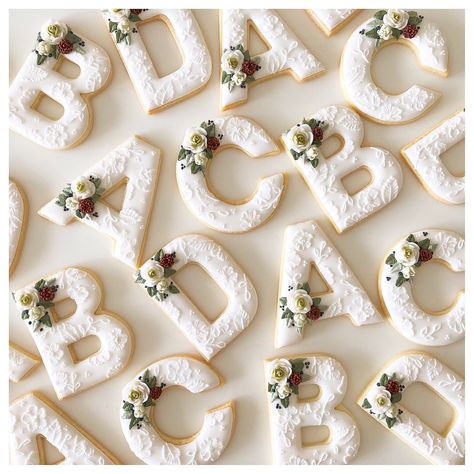 C.bonbon: 2018 Wedding Shower Cupcakes, Cookie Cake Designs, Sugar Cookie Cakes, Monogram Cookies, Alphabet Cookies, Sugar Cookie Royal Icing, Iced Biscuits, Cutout Sugar Cookies, Fondant Cookies