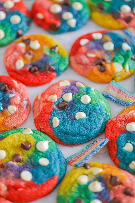 Rainbow Chocolate Chip Cookies, Colored Chocolate Chip Cookies, Healthy Rainbow Snacks, Pride Desserts Easy, Pride Month Desserts, Colorful Baked Goods, Colorful Cookies Recipes, Easy Cookie Decorating For Kids, Colorful Food Ideas