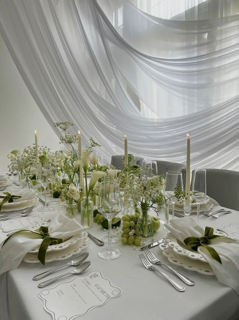 Wedding table setting, white tablecloth, white table napkins, wedding table, white candles on the table, exquisite table setting, table setting with white flowers, white flowers in a vase, table setting with bows, current trend for bows, bows, grapes on the table, сhiffon dome over the wedding table Modern French Wedding Decor, Civil Wedding Dinner Table Settings, Green And White Theme Birthday Party, Mansion Wedding Ideas, Green Wedding Table Decor, Green Wedding Table, Green Table Settings, Green Tablescape, Greek Garden