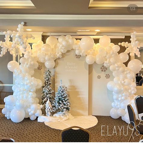 Winter Wonderland Back Drop Ideas, Winter Backdrop Wedding, White Christmas Photo Backdrop, Winter Wonderland Gender Reveal Decorations, Snow Balloon Arch, White Christmas Balloon Decor, White Christmas Birthday Party, Gender Reveal Winter Wonderland, Winter Baptism Decor