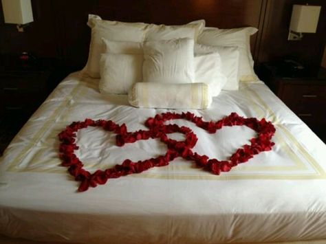 Valentine's Day- Rose petals on the bed Valentine Bedroom Decor, Honeymoon Bedroom, Wedding Night Room Decorations, Valentines Bedroom, Romantic Room Surprise, Romantic Room Decoration, Wedding Bed, Romantic Bedroom Decor, Romantic Surprise