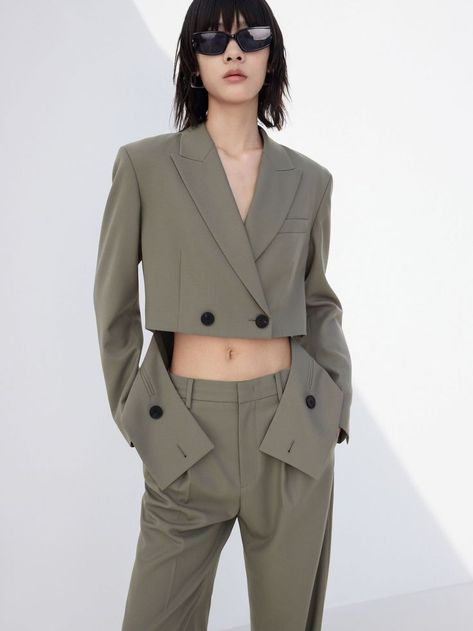 Deconstructed Suit Women, Woman In Blazer, Deconstructed Tailoring, Blazer Unique, Deconstructed Blazer, Minimal Style Outfits, Unique Blazer, Deconstruction Fashion, Oversized Blazers