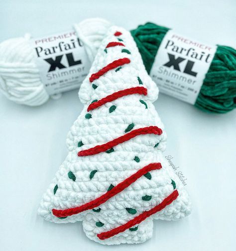 Amigurumi Patterns, Crocheted Christmas, Little Debbie, Crochet Mignon, Confection Au Crochet, Folding Origami, Crochet Christmas Trees, Crochet Design Pattern, Crochet Simple