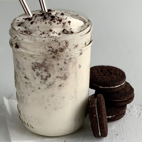 You'll enjoy every last drop of this thick & creamy homemade oreo milkshake. This recipe is reminiscent of a restaurant milkshake, only gluten & dairy free. #glutenfree #dairyfree #allergenfree #milkshake #dessert #oreo Non Dairy Milkshake, Restaurant Milkshake, Oreo Drink, Brownie Milkshake, Milkshake Oreo, Dairy Free Whipped Topping, Dairy Free Milkshake, Milkshake Maker, Homemade Milkshake