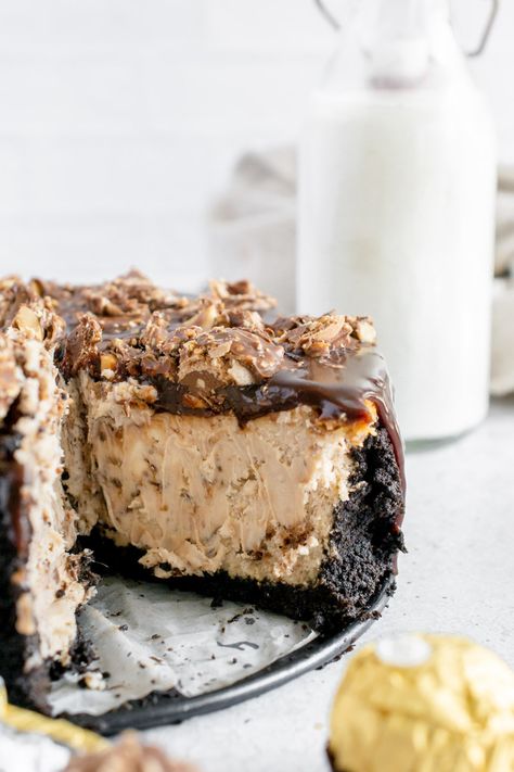 A harmony of rich chocolate, hazelnuts, and cream cheese, beautifully harmonized into an irresistible Ferrero Rocher Cheesecake masterpiece. Ferrero Rocher Cheesecake, Ferrero Rocher Cake, Cheesecake Pie, Ferrero Rocher, Chocolate Cheesecake, Chocolate Hazelnut, Cakes And More, Cheesecake Recipes, The Divine