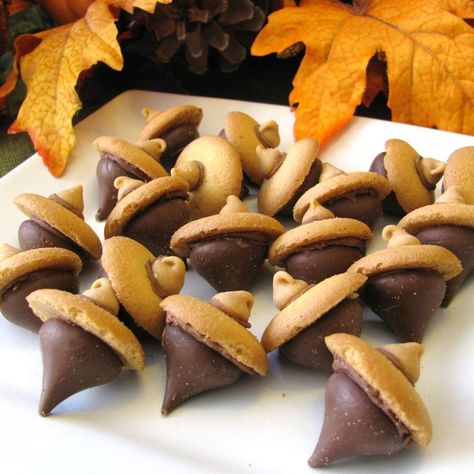 Acorn Candy Cookies - 13 Creative Thanksgiving Desserts Candy Cookies Recipes, Thanksgiving Desserts Kids, Halloween Treats For Kids, Halloween Treats Easy, Thanksgiving Cookies, Thanksgiving Treats, Butterscotch Chips, Fall Food, Candy Cookies