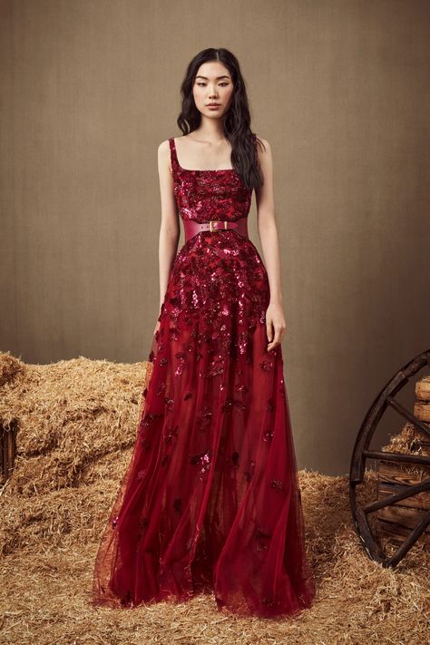 Zuhair Murad Pre-Fall 2022 Collection | Vogue Haute Couture Dresses 2022, Nye Gown, Fashion Show Outfit Ideas, Red Haute Couture, Red Elegant Dress, Evening Dresses Red, Look Gatsby, Couture Evening Gowns, Zuhair Murad Couture