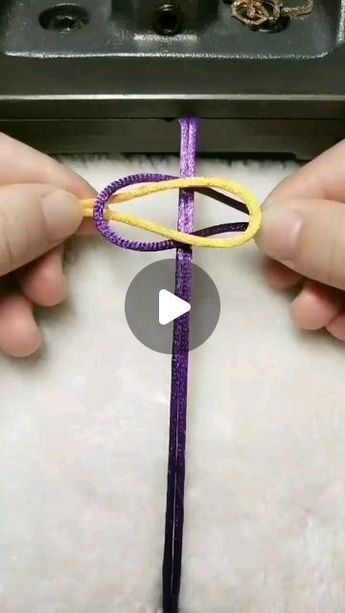 Crochet Friendship Band, Quick Bracelets Diy, Bracelet Making Tutorial Videos, Macrame Jewelry Diy, Handmade Jewelry Diy Bracelets, Braided Bracelet Tutorial, Craft Bracelets, Cord Bracelet Diy, Bracelet Making Tutorial