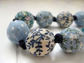 How To Make Fabric Beads, Textile Jewelry How To Make, Fabric Necklace Diy, Beads Tutorial, Wood Beads Diy, Diy Fabric Jewellery, Fiber Art Jewelry, Fiber Jewelry, Fabric Necklace