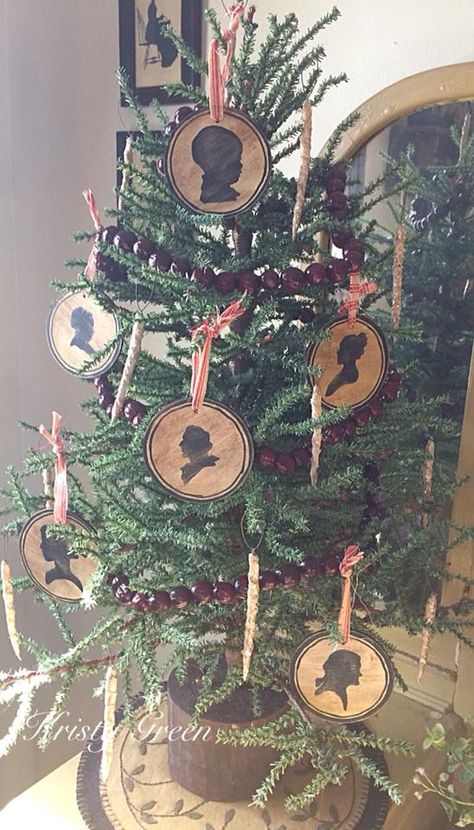 Colonial Christmas Tree, Historic Christmas, Primitive Christmas Decorating, Primitive Christmas Decor, Prim Christmas, Food Ornaments, Colonial Christmas, Primitive Style, Tabletop Christmas Tree