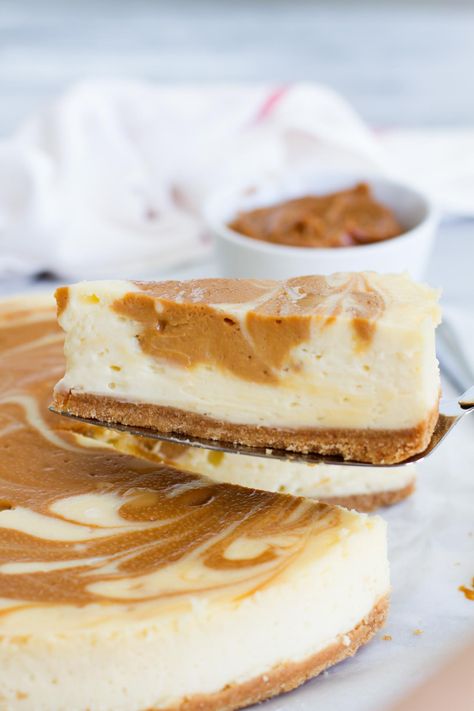 Dulce de Leche Cheesecake Taste And Tell, Cheesecake Factory Recipes, Caramel Cheesecake, Mexican Dessert, Cheesecake Factory, Vanilla Wafers, Creamy Cheesecake, Macaroons, Granulated Sugar