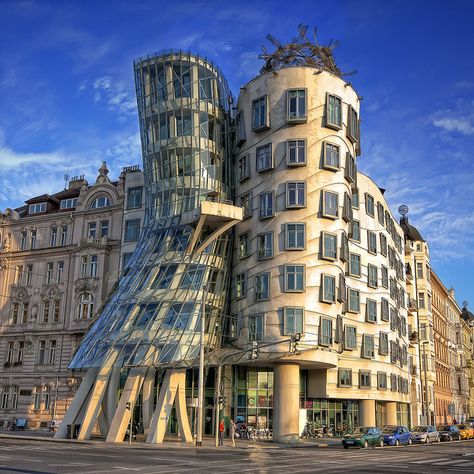 Dancing House, Prague - Czech Republic. https://www.cityxplora.com/products/prague-city-sightseeing Dancing House Prague, Dancing House, Heart Of Europe, Amazing Buildings, Europe Tours, Prague Czech Republic, Prague Czech, Land Art, City Travel