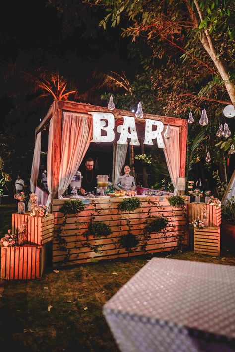 Event Basket Are The Perfect Wedding Planners To Make Your Nuptials Memorable Wedding Dj Booth, Outdoor Bar Counter, Cafe Bar Interior, Cocktail Bar Set, Reception Area Design, Food Counter, Cocktail Party Decor, Minimalist Wedding Decor, Event Bar