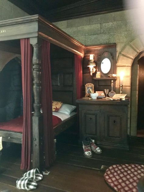 Gryffindor Dorm Room, Gryffindor Room, Gryffindor Dorm, Hogwarts Dorm, Hogwarts Bedroom, Harry Potter Script, Hogwarts Shifting, Shifting Visuals, Gryffindor Common Room