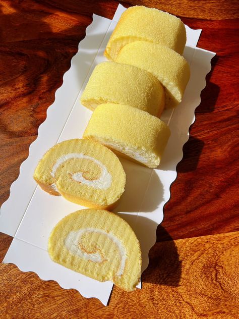 Softest Cake Roll, Chiffon Cake Roll Recipe, Vanilla Sponge Sheet Cake Recipe, How To Make Roll Cake, Japanese Chiffon Cake Recipes, Chiffon Cake Flavors, Soft Cakes Recipes, Japanese Cake Roll Recipe, How To Make Cake Roll