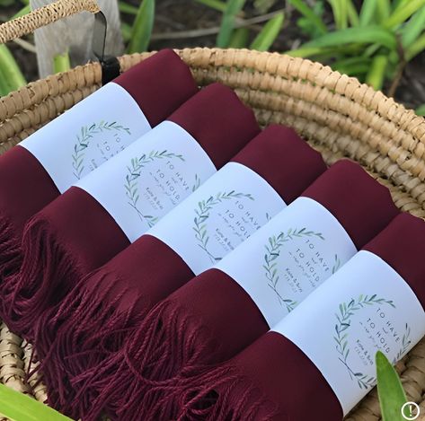 The best gift is the one you give thinking about the detail 🧵 #pashmina #weeding #love #favor Gifts Boxes Ideas, Fall Wedding Favors For Guests, Wedding Souvenirs For Guests, Car Themed Bedrooms, Affordable Wedding Favours, Wildflowers Wedding, 25th Anniversary Party, Boxes Ideas, Wedding Setup