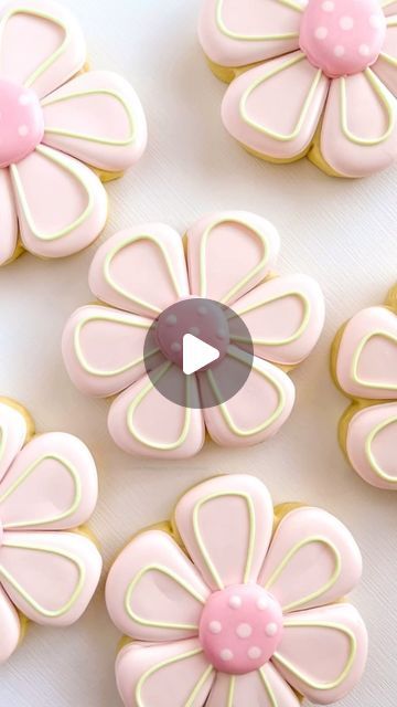 Watering Can Sugar Cookies, Royal Icing Flower Cookies Tutorial, Daisy Sugar Cookies Royal Icing, Flower Sugar Cookies Royal Icing, Beginner Cookie Decorating, Flower Royal Icing Cookies, Flower Sugar Cookies Decorated, Spring Cookies Decorated, Flower Cookies Decorated