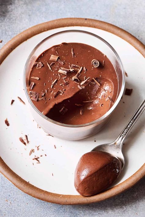 This Vegan Chocolate Mousse is rich and luxurious, and comes together in no time. The perfect fancy but easy dessert for entertaining! Healthy Chocolate Mouse, Vegan Mouse Chocolate, Vegan Chocolate Mousse Cake, Vegan Mousse, Vegan Avocado Chocolate Mousse, Tofu Chocolate Mousse, Vegan Hot Chocolate, Vegan Chocolate Mousse, Cheesecake Vegan