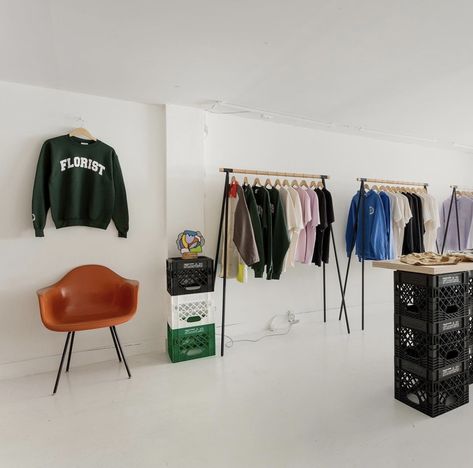 Clothing Office Interior, Pop Up Store Design Ideas Clothing, Streetwear Shop Interior, Clothing Brand Office, Studio Shop Design, Small Clothing Store Interior, Clothing Interior Design, Fashion Shop Interior, Ruangan Studio