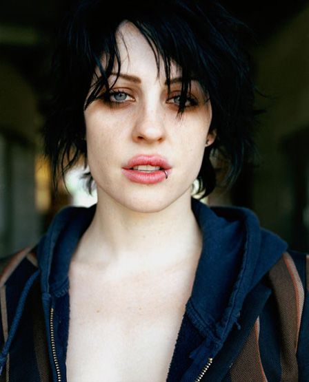 Brody Dalle, back in the day...smokin. Truk Ford, 90s Grunge Makeup, Chicas Punk Rock, The Distillers, 90s Grunge Hair, Frances Bean Cobain, 90s Makeup, Hipster Grunge, 90s Fashion Grunge