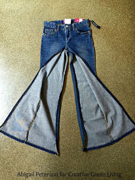 How to Make a Skirt from an Old Pair of Jeans ~ Creative Green Living Diy Jean Skirt, Jeans Into Skirt, How To Make A Skirt, Återvinna Jeans, Vestiti In Jeans, Diy Sy, Skirt Diy, Diy Jeans, Mode Hippie