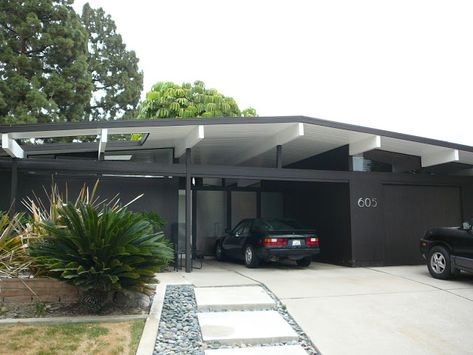 Orange County Structure: Mid-Century Modern Eichler Houses in the City of Orange Mid Century Modern Exterior, Mid Century Exterior, Eichler Homes, Modern Landscape Design, Modern Ranch, Mid Century Architecture, Design Exterior, House Paint Exterior, Modern Landscaping