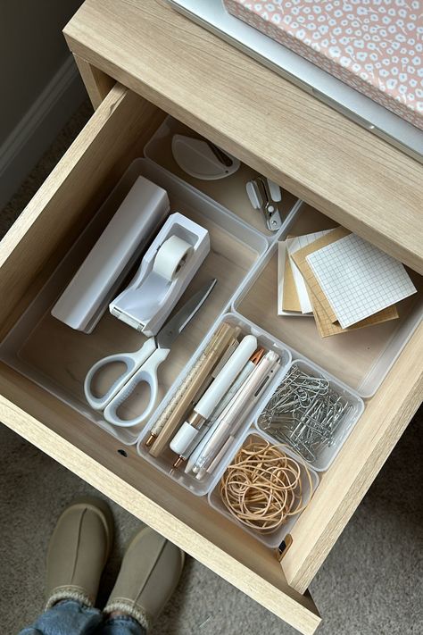 desk drawer organization Office Organization Aesthetic, Stationary Organization Aesthetic, Desk Organization Drawer, Work Desk Essentials, Desk Drawer Organization Aesthetic, Office Supplies Aesthetic, Work Desk Organization Office, Organised Drawers, Office Desktop Organization