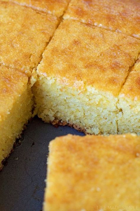 The Best Buttermilk Cornbread Good. A little crumbly. Not cakes like I wanted. Added 2tsp baking powder and extra 1tsp baking soda. Breakfast Cornbread, Buttermilk Cornbread, Biscuit Bread, Buttermilk Recipes, Biscuit Rolls, Cornbread Recipe, Corn Bread Recipe, God Mat, Food Cakes