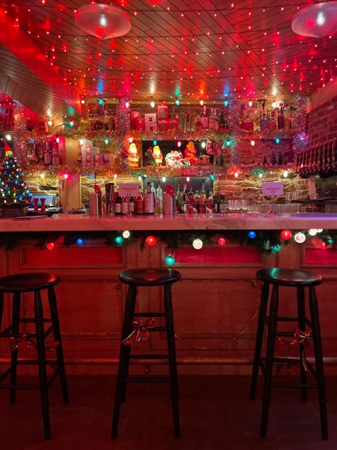 Bar Dive Bar Christmas Decor, Christmas Bar Aesthetic, Holiday Bar Decor, Christmas Pub Decorations, Holiday Pop Up Bar, Christmas Bar Set Up, Christmas Bar Decor, Restaurant Christmas Decor Ideas, Christmas Decor Restaurant