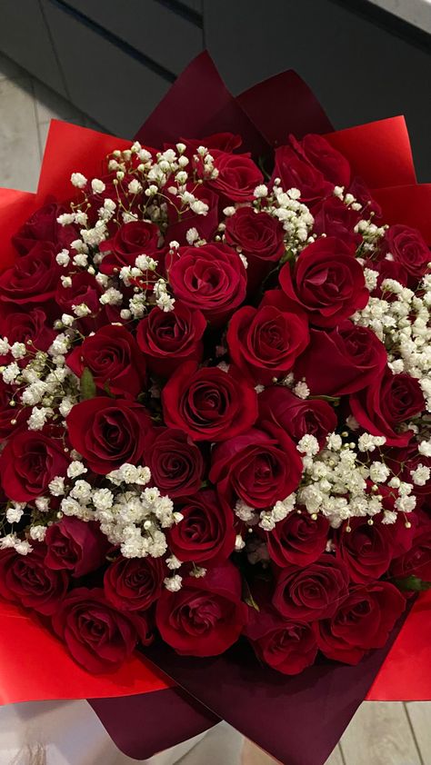 Luxury Flower Bouquets, Red Rose Bouquet, Boquette Flowers, Flower Gift Ideas, Beautiful Film, Glitter Roses, Nothing But Flowers, Flowers Bouquet Gift, Flower Therapy