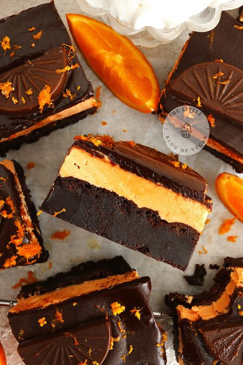 Vegan chocolate orange brownie on its size. Vegan Chocolate Orange Cake, Vegan Citrus Dessert, Vegan Bars Dessert, Vegan French Desserts, Vegan Cakes Recipe, Vegan Sweet Recipes, Vegan Tiramisu Recipe, Easy Chocolate Ganache, Orange Desert