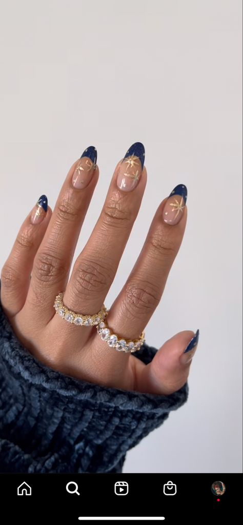 Nail Inspo Shiny, Short Nail Designs Navy Blue, Short Nails Ideas Navy Blue, Simple Blue And Gold Nails, Nail Inspo New Years Eve, Red And Blue Nails Design Color Combos, Navy Blue Swirl Nails, Cute Simple Nails Winter, Blue Gold Nail Art