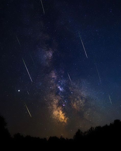 I heared one of the best place to star gazing, and watching shooting stars is Turkey. Until then this year i made it to the Grand Feldberg to watch shooting Stars. I was there for a few hours. Enough to see some. Amazing how many people sinultaneously have the same thought. A collective thought. The place was crowded. I couldn't reach the top by car. The police was there as a barriere. I had to walk there. I wasn't prepared. Next year food, drinks, 2 blankets a couple pillows and a lot of ... Star Watching Aesthetic, Watching Stars Aesthetic, Star Sky Aesthetic, Shooting Stars Aesthetic, Shooting Star Aesthetic, Star Gazing Aesthetic, Night Sky Photography Stars, Star Watching, Christmas Chronicles