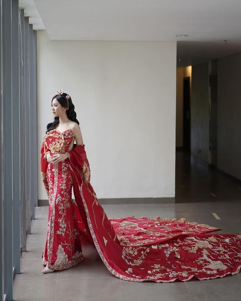 Wedding gown & Cheongsam (@alethea_official.id) • Instagram photos and videos Red Cheongsam Wedding, Sangjit Cheongsam, Cheongsam Sangjit, Sangjit Dress, Cheongsam Gown, Chinese Bridal Dress, China Wedding Dress, Modern Chinese Wedding Dress, Red Chinese Wedding Dress