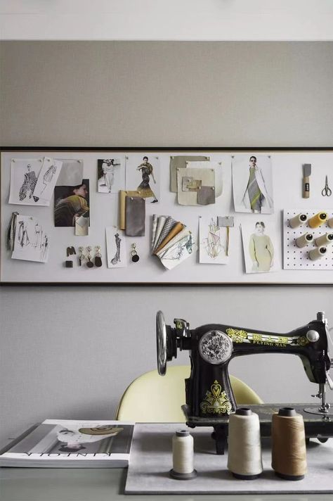 Atelier Aesthetic, Sewing Aesthetic, Design Studio Workspace, Sewing Room Inspiration, Fashion Dream Job, Fashion Designer Studio, Art Studio Room, Sewing Room Design, Become A Fashion Designer