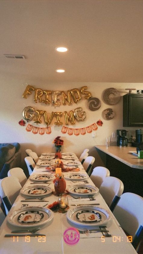 Friends Giving Aesthetic Table, College Friendsgiving Ideas, Friendsgiving Food Set Up, Friendsgiving Simple Decor, Friends Giving Decoration, Friendsgiving Inspo Aesthetic, Friendsgiving Poster Ideas, Friendsgiving Pj Party, Cute Friendsgiving Food Ideas