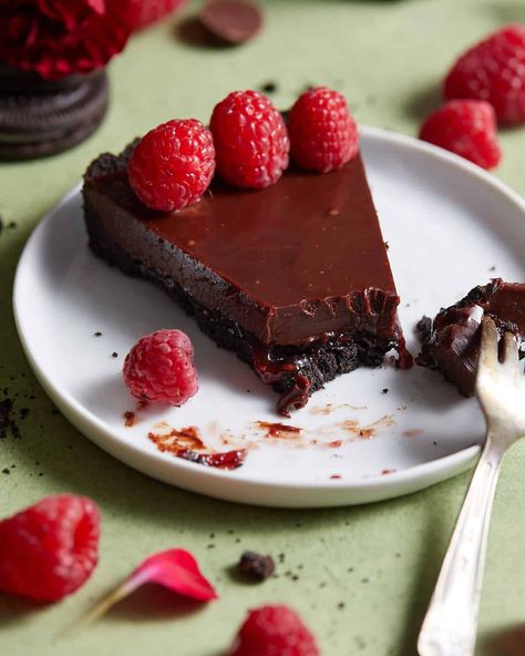 Chocolate Tart With Raspberries, Rustic Berry Tart, Chocolate Raspberry Tart Recipe, Dark Chocolate Raspberry Tart, Dark Chocolate Raspberry Pie Bars, Chocolate Raspberry Dessert, Chocolate Raspberry Pie, Raspberry Chocolate Tart, Chocolate Strawberry Tart