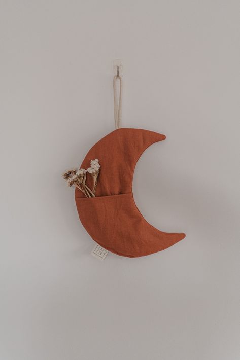 Introducing our delightful Hanging Moon Pocket pattern -  a fast and easy sewing project that adds a touch of celestial charm to any space! DETAILS ✔ One size  ✔ Written instructions and step by step photo guide included. ✔ Sewing Patterns For Home Decor, Small Useful Sewing Projects, Homeware Sewing Projects, Sew Useful Things, Christmas Diy Sewing Projects, Sewing Projects For Newborns, Easy Cute Sewing Ideas, Diy Easy Sewing Gifts, Childrens Sewing Projects