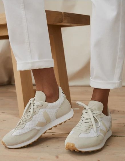 Zapatillas Veja, Veja Shoes, Sporty Shoes, Athleisure Trend, Colorful Heels, Trainers Shoes, Veja Sneakers, Sporty Sneakers, White Company