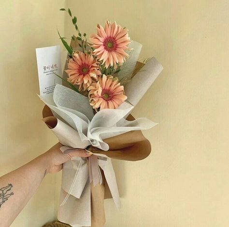 Gerbera Daisy Bouquet, Gerbera Bouquet, Love Bouquet, Ribbon Flowers Bouquet, Flower Boquet, Diy Bouquet Wrap, Fresh Flower Bouquets, Boquette Flowers, Flower Business