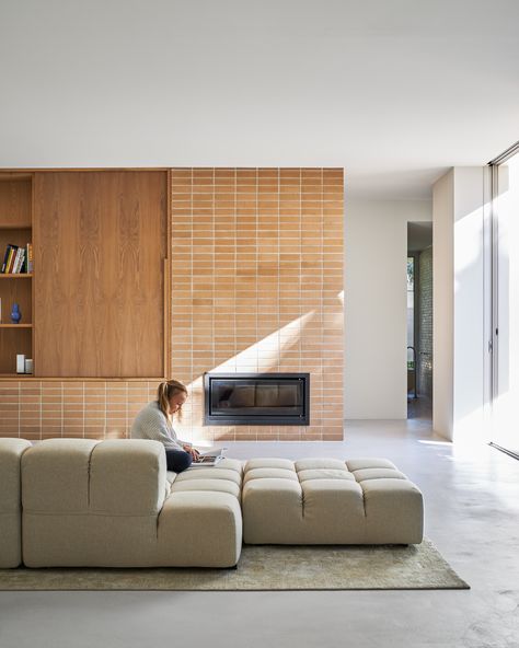 Project // Cream House Architecture // Vanessa Yee Architects for Davis Architects Builder // Belcon Constructions Photography // Andy Macpherson Studio Product // Austral Bricks Symmetry in Wheat #brickworksbp #australbricks #interiordesign #homedesign #homeinspiration #inspiration #bohemian #indoorbrick #interiordesignideas #interiordesigninspiration #interiors #modernsofa #whitesofa #whiteleathersofa #interiorbrick #exposedbrick #fireplaceideas #fireplaceinspiration #fireplaceinspo #design Austral Bricks, Modern Bohemian Home, The Local Project, Brick Fireplace, The Lifestyle, Brickwork, Fireplace Design, Lounge Room, Modern Bohemian