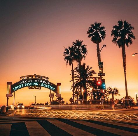 Beautiful Sunset in Santa Monica  Photo by KevinFremon Pier Santa Monica, Los Angeles Wallpaper, Voyage New York, California Vibe, Santa Monica Beach, Parc D'attraction, Santa Monica Pier, California Dreamin', California Dreaming