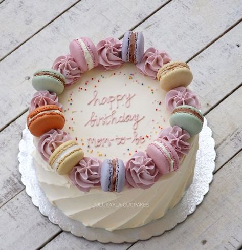 Macaron buttercream cake Decorating Cake With Macaron, Decorating Cakes With Macarons, Cake Decoration Macaron, Cake Decoration With Macaron, Cake Decorations With Macarons, Pastel Macaron Cake, Macarons Birthday Cake, Birthday Cakes With Macarons, Macarons Cake Decoration