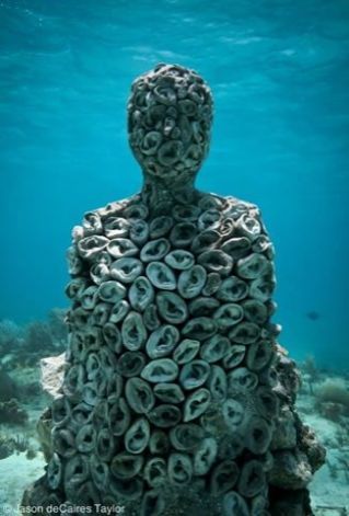 "The Listener" is a human form assembled entirely from casts of human ears molded during a workshop of local Cancun 8- to 12-year-olds. It's equipped with an underwater listening device that projects the sounds of the reef. Jason Decaires Taylor, Listening Device, Underwater Sculpture, Sea Sculpture, Underwater Art, Cosmic Horror, Earth Art, Human Form, Sculpture Park