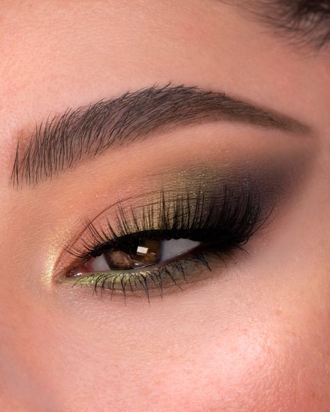 Green Dress Makeup, Smokey Eyeshadow Looks, Green Eyeshadow Look, Prom Eye Makeup, Smokey Eyeshadow, Eye Makeup Pictures, Green Makeup, Green Eyeshadow, Gold Makeup