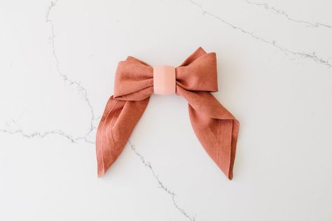 How To Fold Napkins Into Beautiful Bows — Smor Home How To Fold Napkins, Fold Napkins, Dining Room Table Centerpieces, Pink Napkins, How To Fold, Napkin Folding, Wedding Napkins, Linen Napkins, Table Style