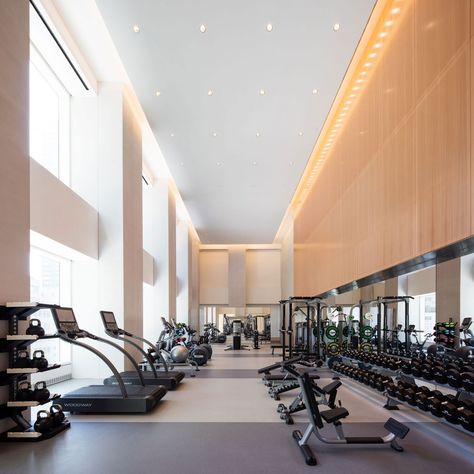 Fitness center inside 432 Park Avenue in Manhattan, the tallest residential skyscraper in the Western Hemisphere. Fitness Center Design, Nyc Condo, 432 Park Avenue, Luxury Gym, Gym Interior, Gym Room, Luxury Amenities, Fitness Design, Gym Design