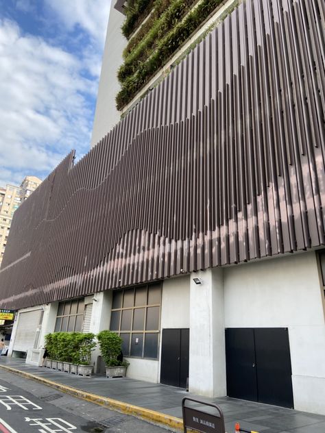 Louvers Facade Design, Facade Cladding Design, Metal Panels Architecture, Aluminum Facade, Condominium Architecture, Glass Louvers, Residential Entrance, Facade Pattern, Building Skin