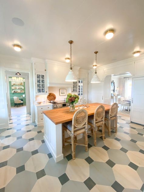 Southern Living Idea House 2021: Louisville KY - House of Hargrove Southern Living Kitchen, Southern Living Rooms, Kitchen Southern, Southern Style Homes, Southern Living Idea House, Southern Traditional, Southern Kitchens, Southern Living Homes, Upstairs Bathrooms