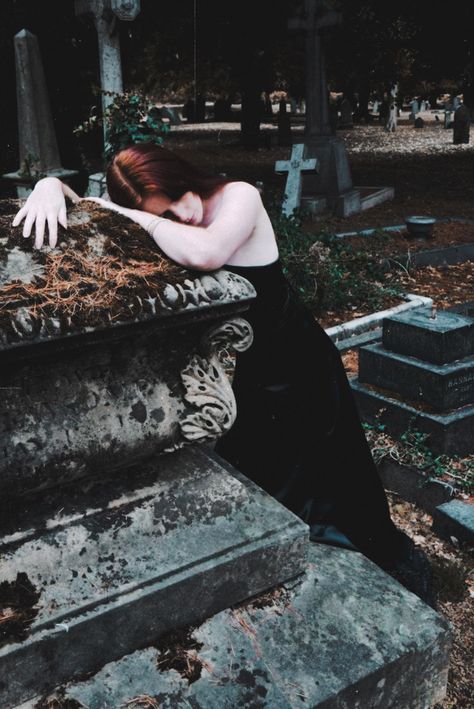 Goths In Graveyards, Goth In Cemetery, Romantic Goth Photography, Cemetery Portraits Photography, Cemetery Photo Shoot, Goth Graveyard Photoshoot, Romantic Goth Photoshoot, Trad Goth Photoshoot, Grave Photoshoot